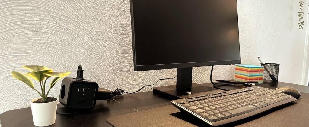 Workspace mit Monitor und Tastatur - Cameiroo Serviced Apartment Euskirchen