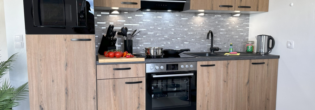 Voll ausgestattete Küche im Cameiroo Serviced Apartment in Euskirchen