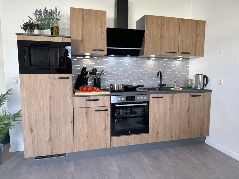 Voll ausgestattete Küche im Cameiroo Serviced Apartment in Euskirchen